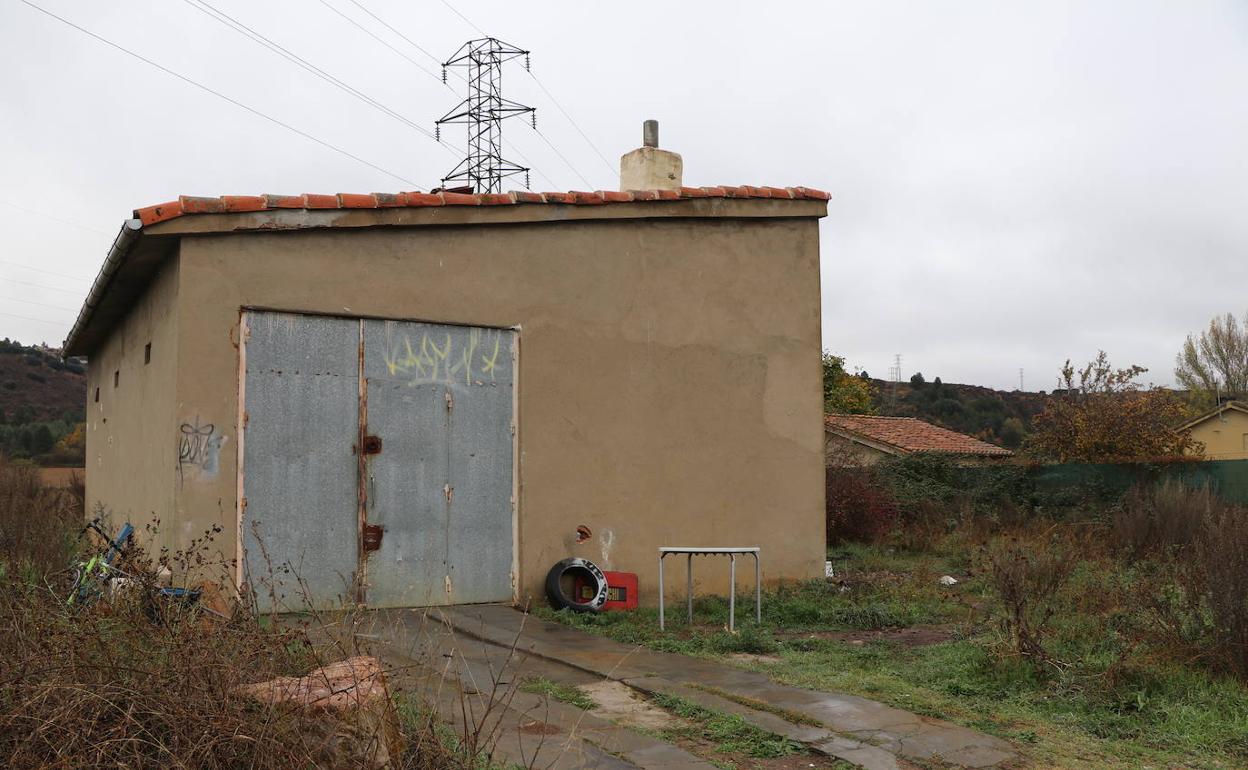 Nave de La Candamia donde Crespo robó el vehículo con el que llegó a Asturias. 