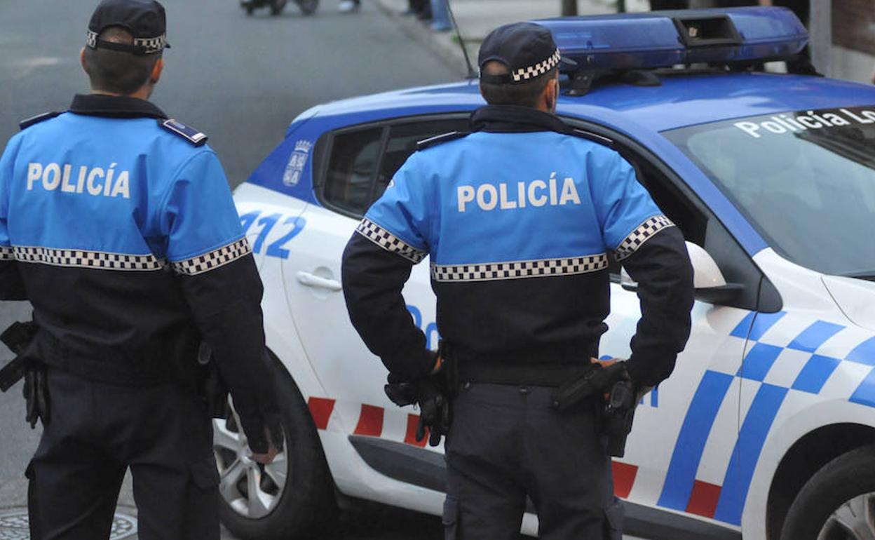 Agentes de la policía municipal de Medina. 