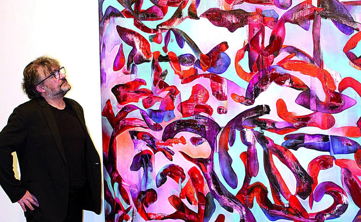 Christian Hugo, junto a una de sus obras. 