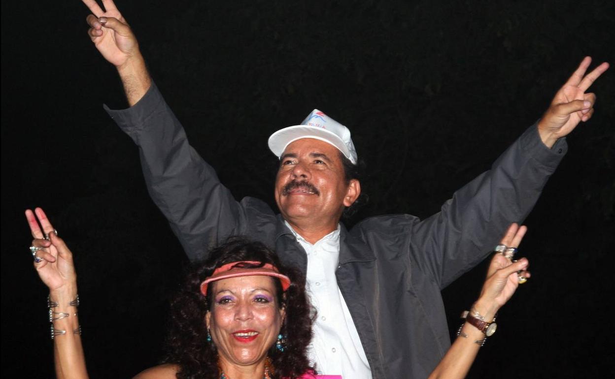 Daniel Ortega y su esposa y vicepresidenta, Rosario Murillo.