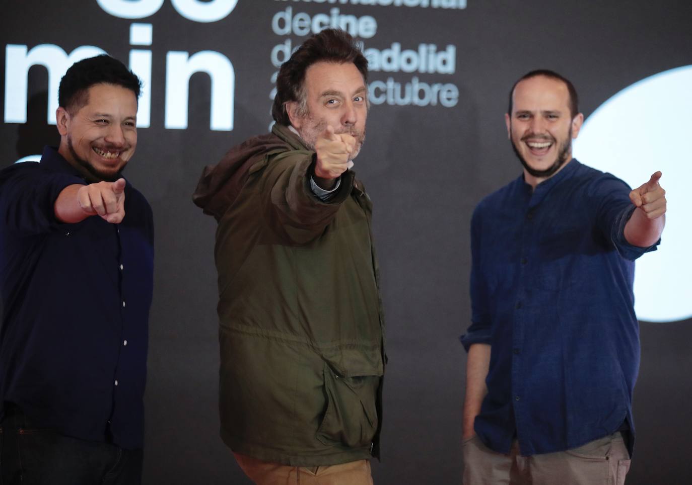 El director Mariano Llinás, en el centro.