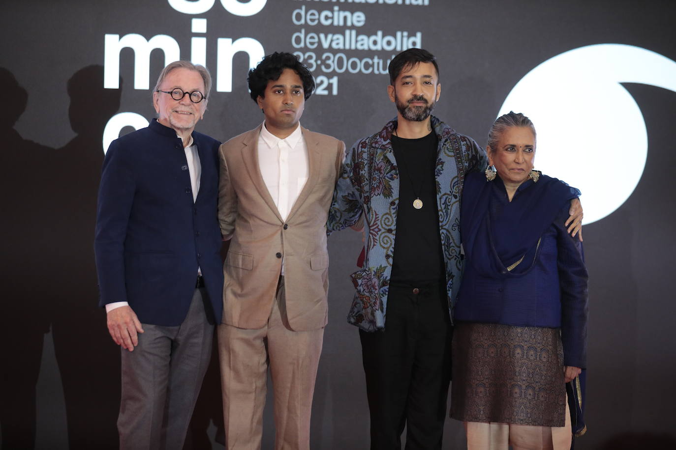 Deepa Mehta, junto a Brandon Ingram y Rehan Mudannayake.