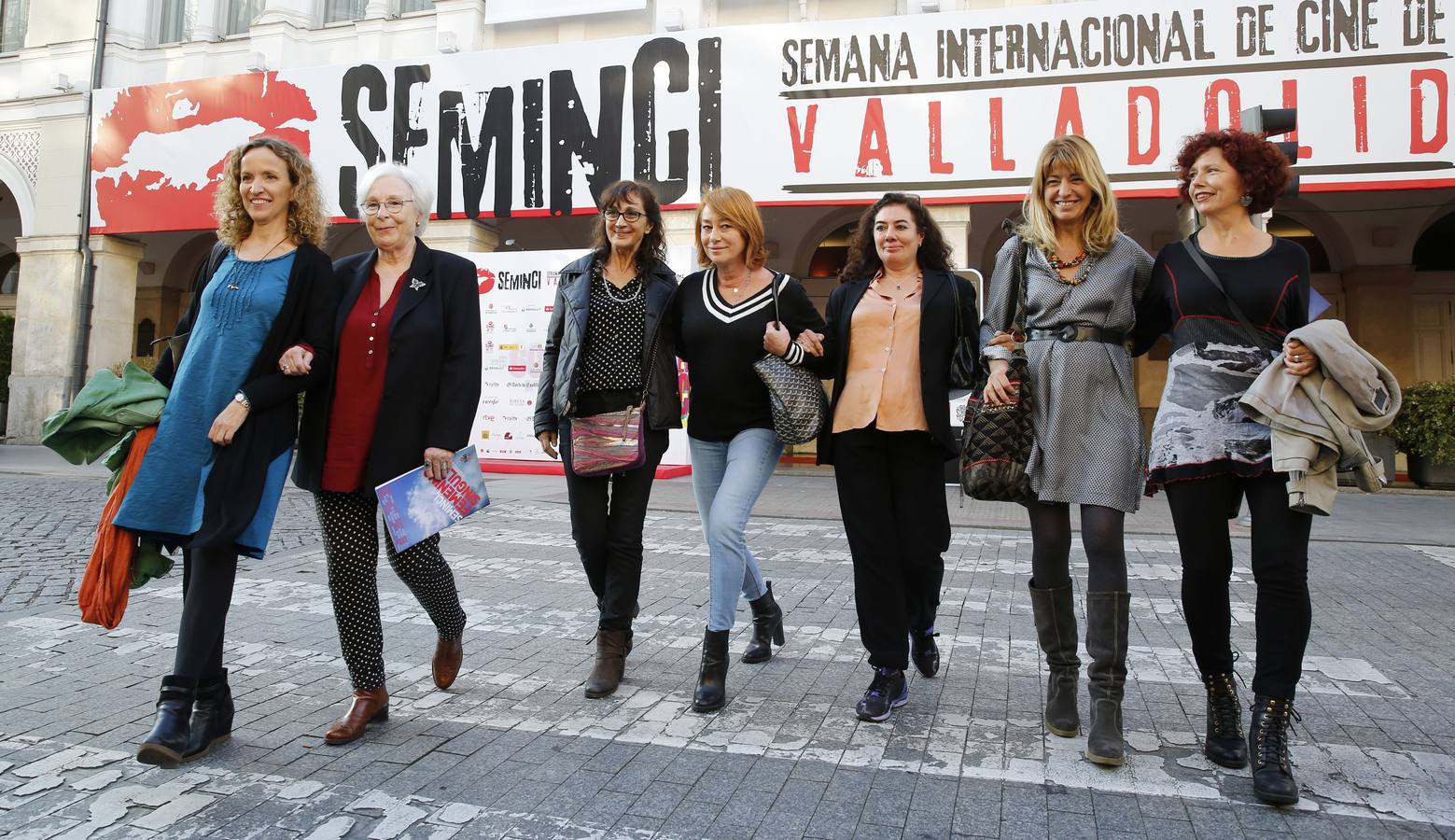 2015. Las directoras Daniela Fejerman, Josefina Molina, Silvia Munt, Gracia Querejeta, Chus Gutiérrez, Inés París e Icíar Bollaín, participantes en la mesa redonda del ciclo Femenino en Singular en la 60 Seminci.