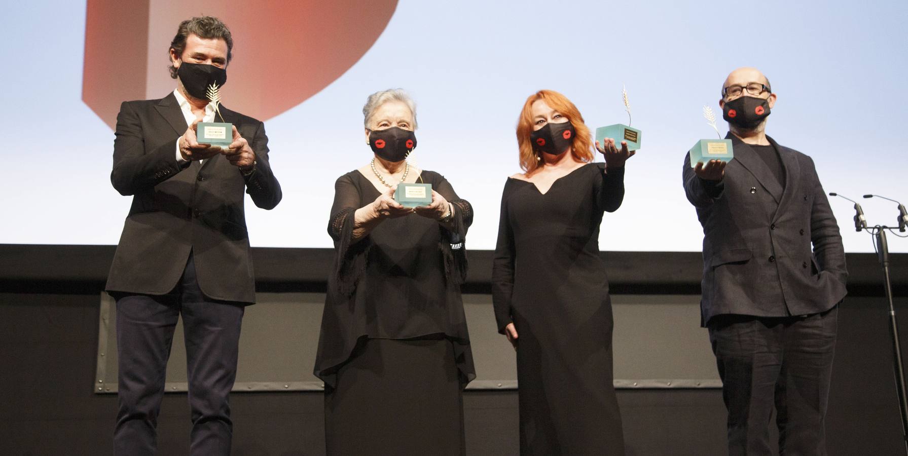 Julio Medem, María Galiana, Gracia Querejeta y Javier Cámara, en el escenario del Calderón con sus Espigas de Honor.
