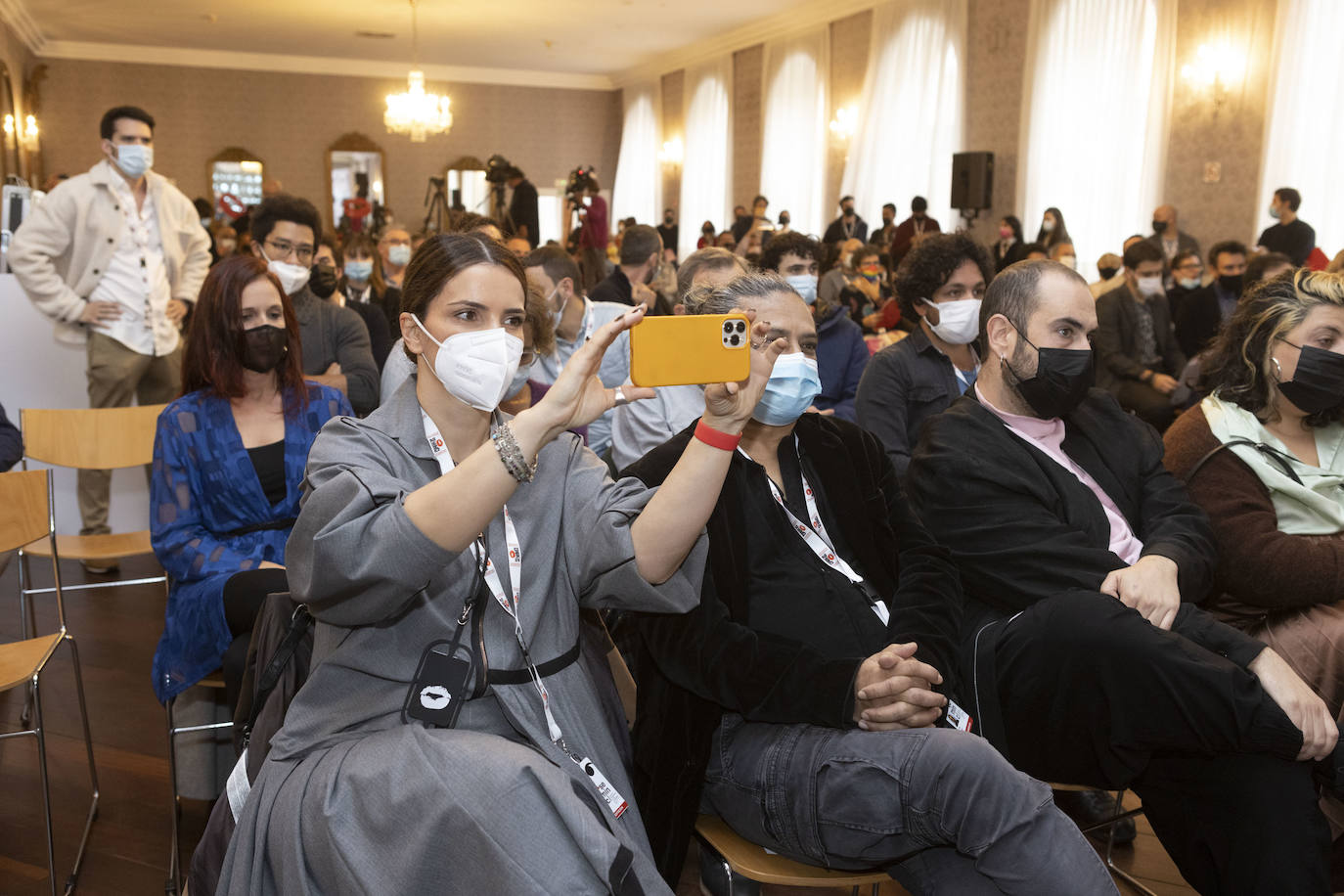 Neus Ballús, con vestido azul, felicitada por el Premio del Público de la Sección Oficial de la 66 Seminci.
