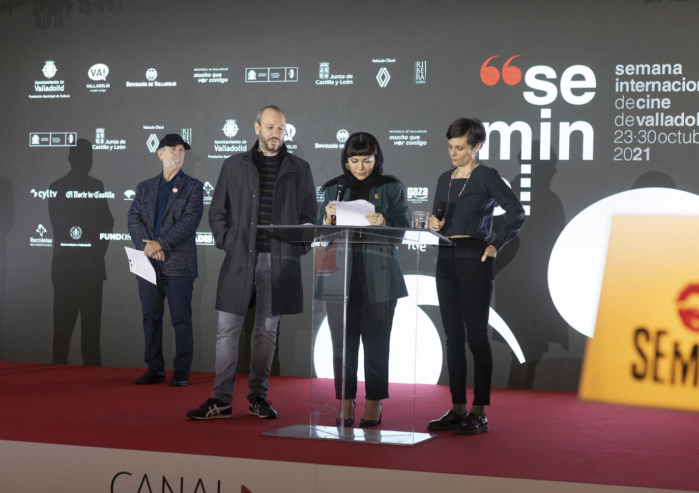 Neus Ballús, con vestido azul, felicitada por el Premio del Público de la Sección Oficial de la 66 Seminci.