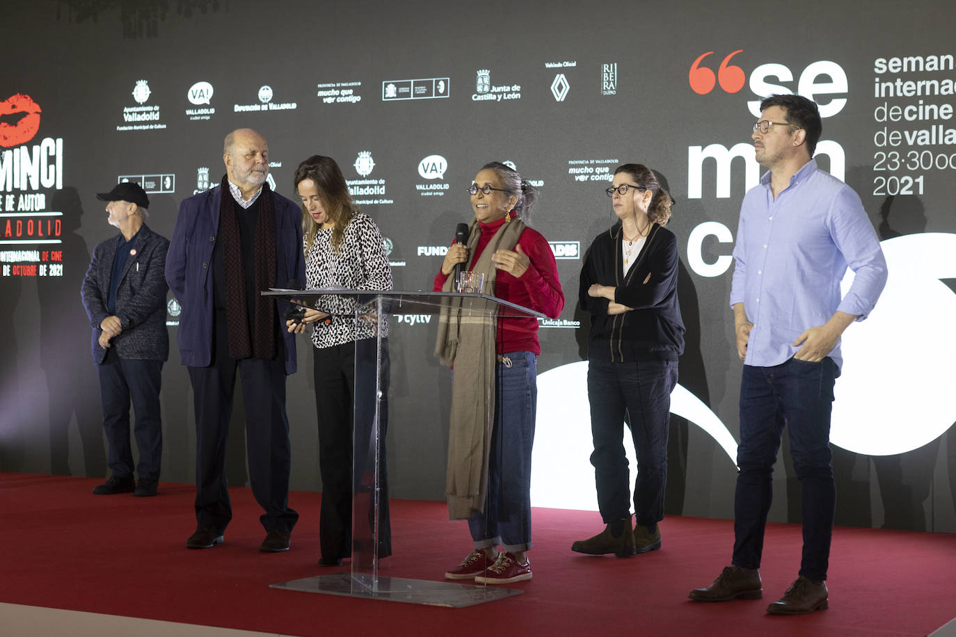 Neus Ballús, con vestido azul, felicitada por el Premio del Público de la Sección Oficial de la 66 Seminci.