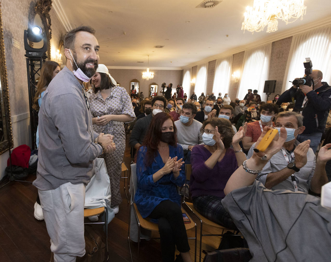 Neus Ballús, con vestido azul, felicitada por el Premio del Público de la Sección Oficial de la 66 Seminci.