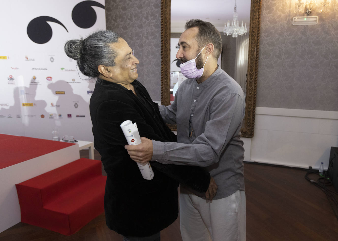 Neus Ballús, con vestido azul, felicitada por el Premio del Público de la Sección Oficial de la 66 Seminci.