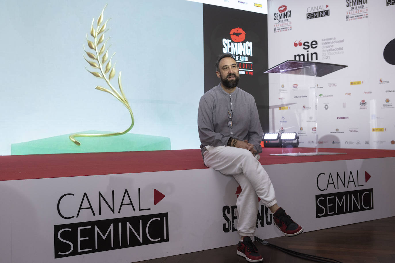 Neus Ballús, con vestido azul, felicitada por el Premio del Público de la Sección Oficial de la 66 Seminci.