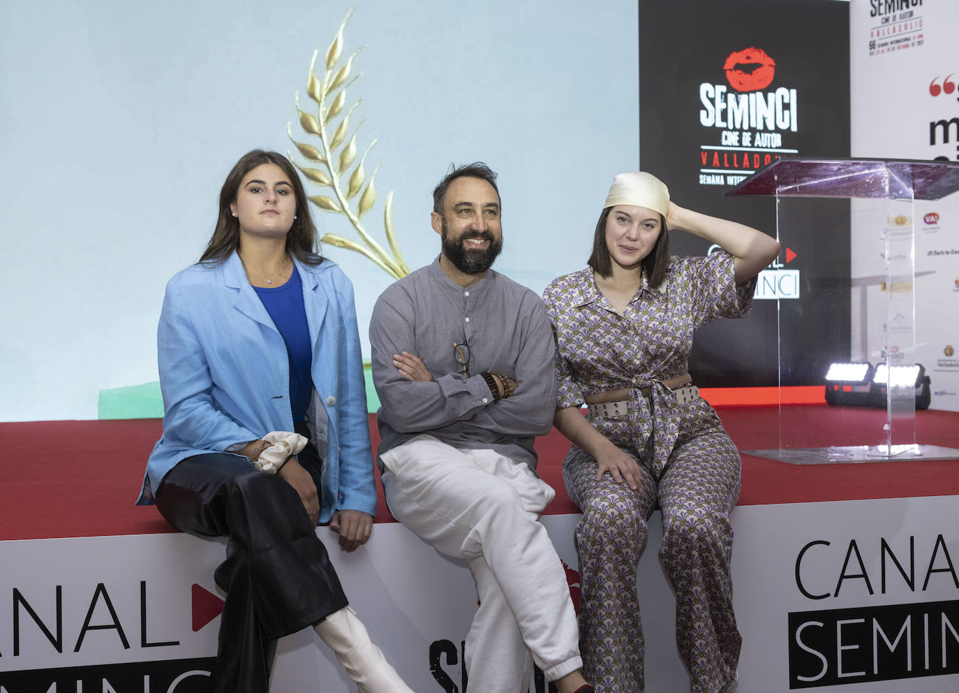 Neus Ballús, con vestido azul, felicitada por el Premio del Público de la Sección Oficial de la 66 Seminci.