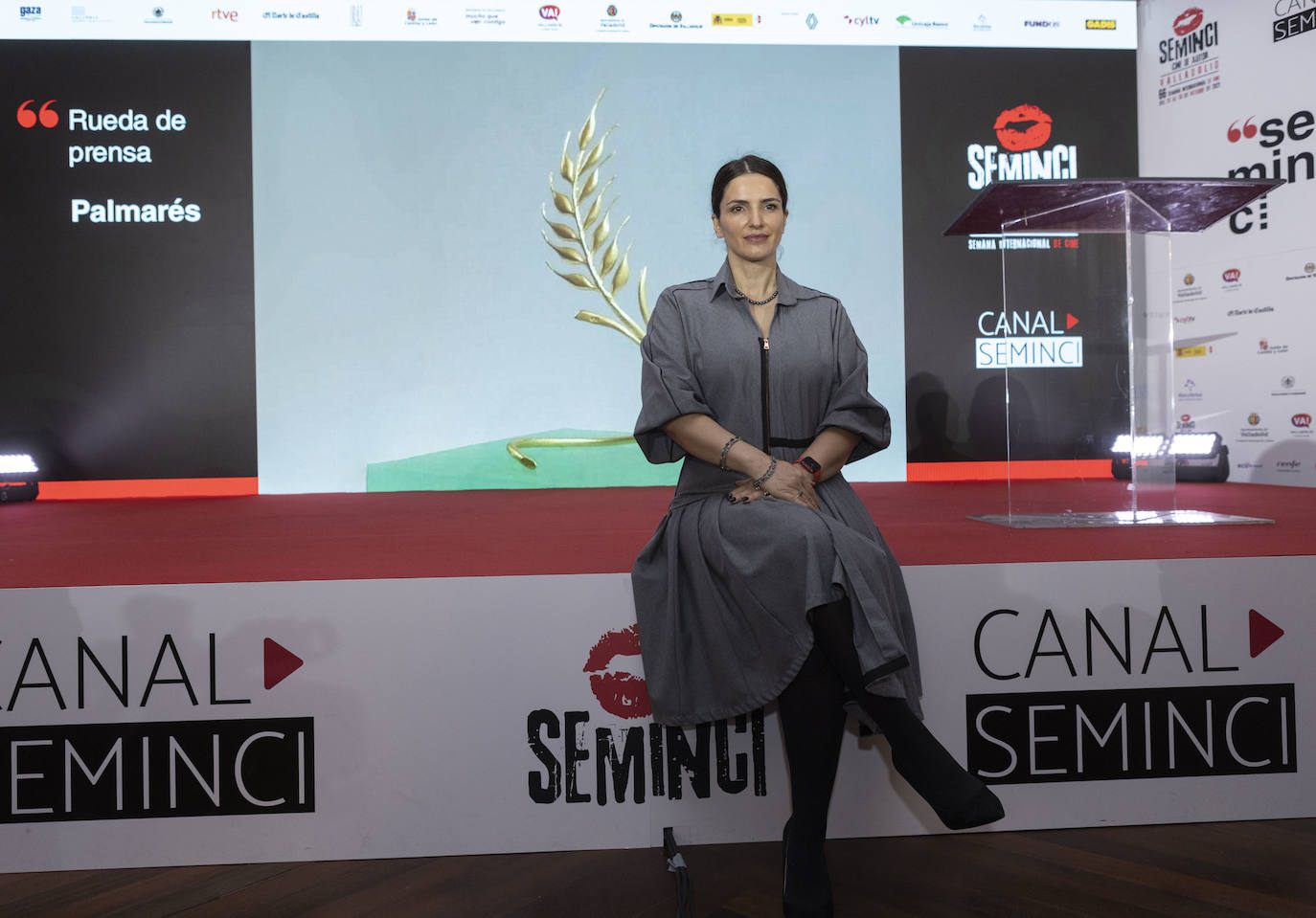 Neus Ballús, con vestido azul, felicitada por el Premio del Público de la Sección Oficial de la 66 Seminci.