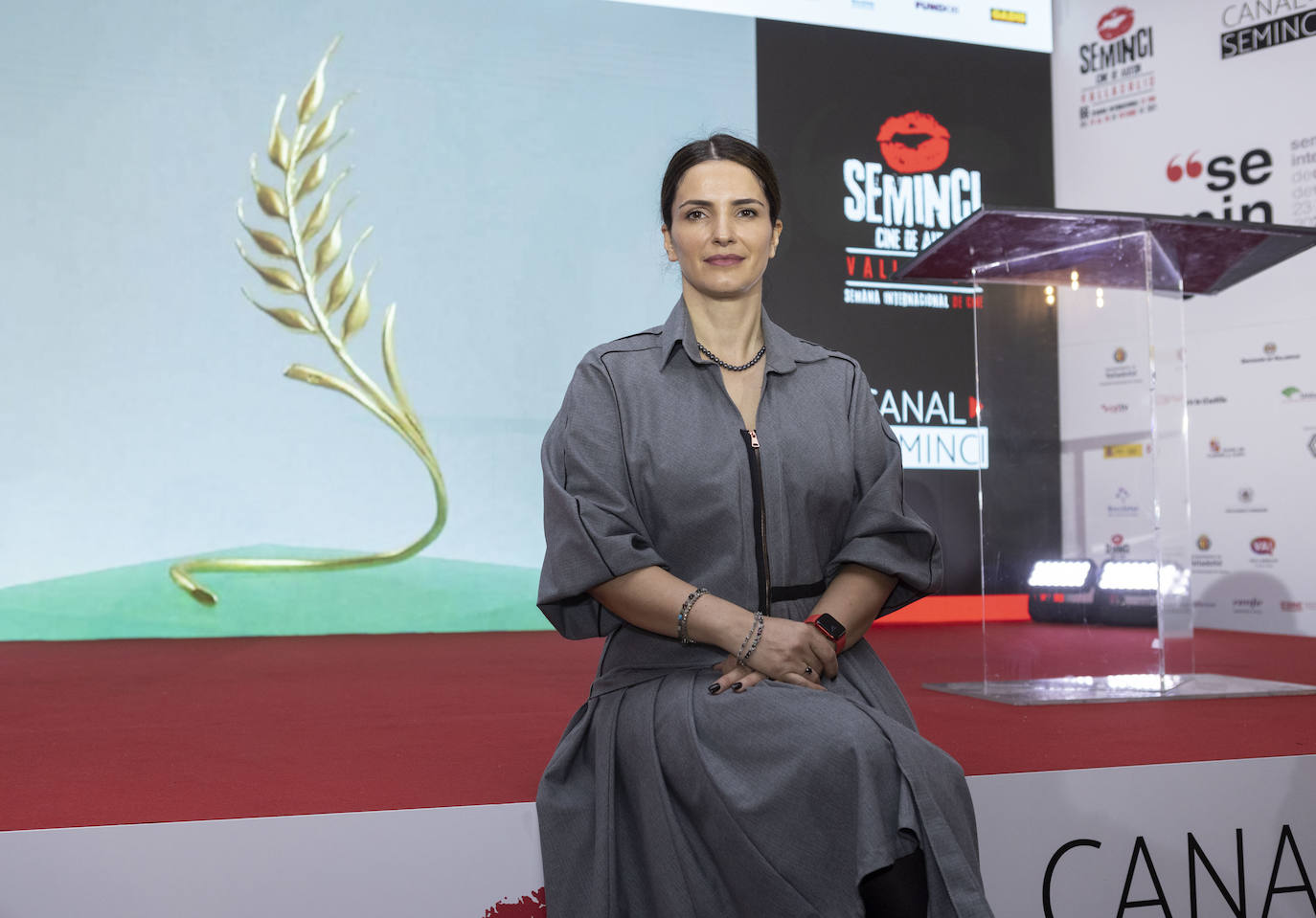 Neus Ballús, con vestido azul, felicitada por el Premio del Público de la Sección Oficial de la 66 Seminci.