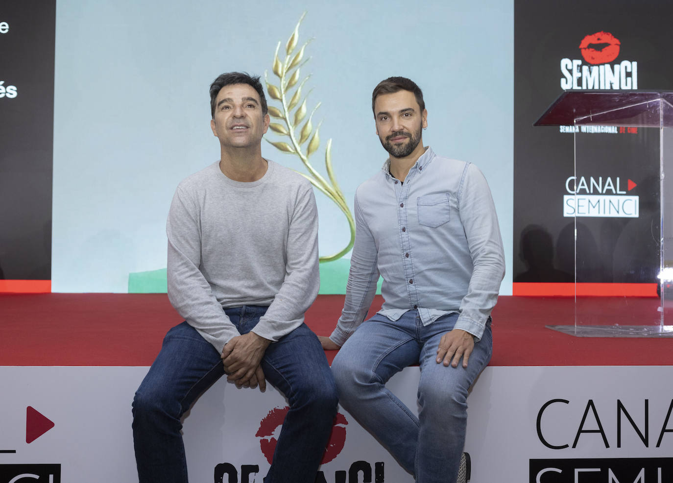 Neus Ballús, con vestido azul, felicitada por el Premio del Público de la Sección Oficial de la 66 Seminci.