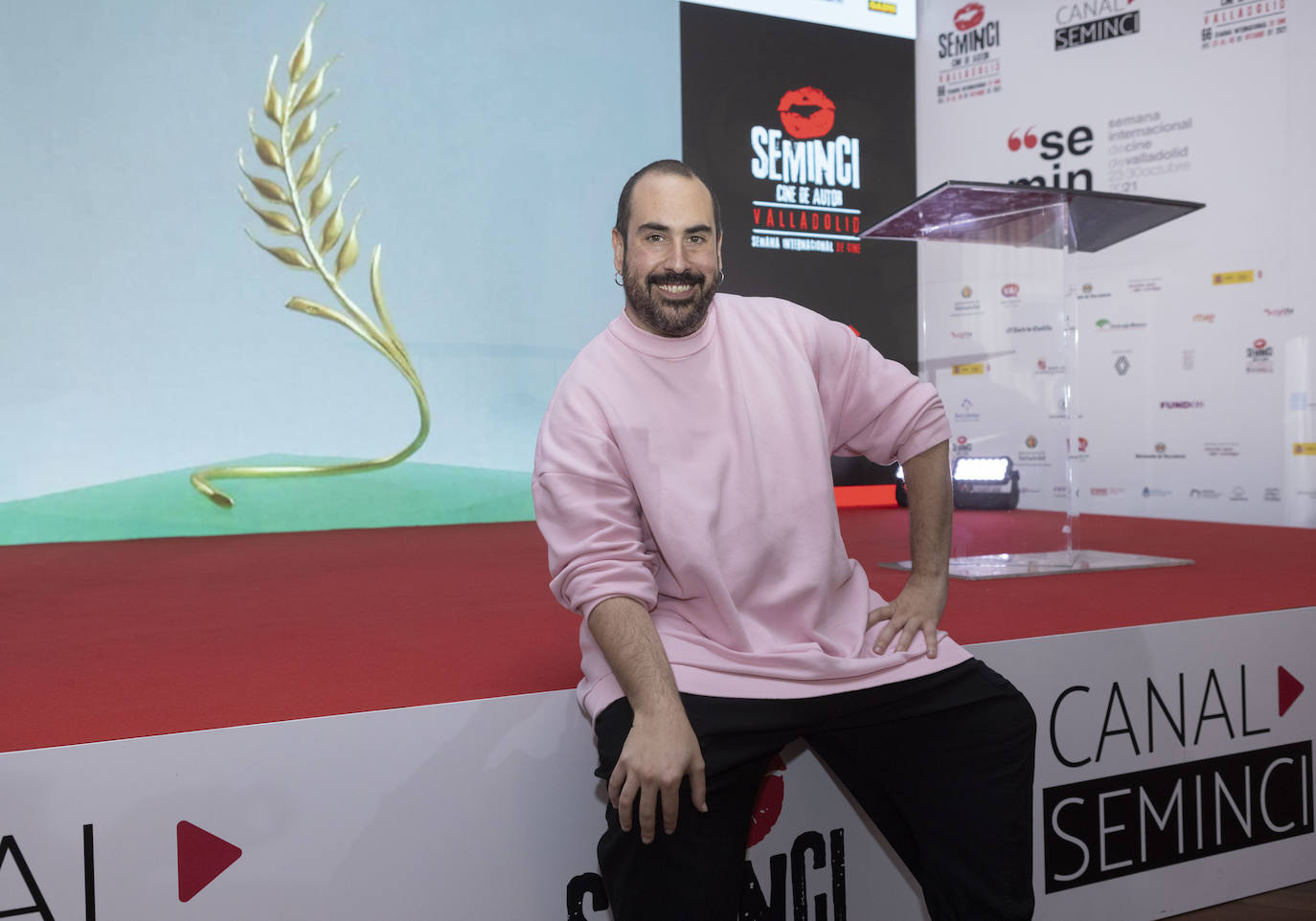 Neus Ballús, con vestido azul, felicitada por el Premio del Público de la Sección Oficial de la 66 Seminci.