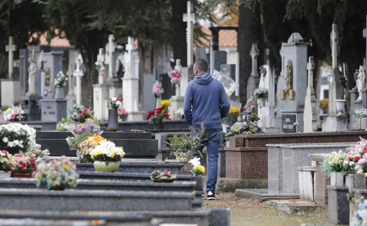 Un hombre en el cementerio de Palencia.