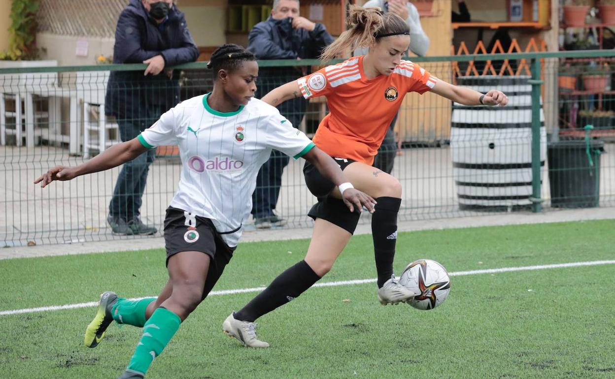 Regi, autora del único tanto del partido, se lleva el balón ante la presión de Adubea