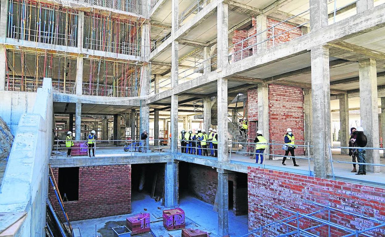 Participantes en una visita institucional a las obras de la nueva residencia de Puente Ladrillo.