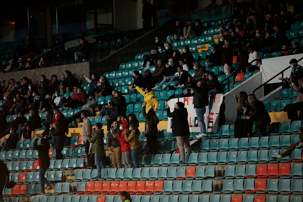 La afición del Salamanca CF UDS sigue sin poder celebrar goles en un Helmántico que acabó asistiendo a la celebración de los seguidores de la Unión Adarve 