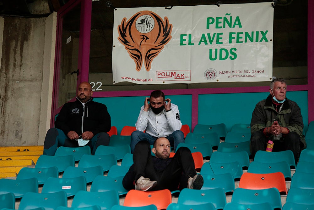 La afición del Salamanca CF UDS sigue sin poder celebrar goles en un Helmántico que acabó asistiendo a la celebración de los seguidores de la Unión Adarve 