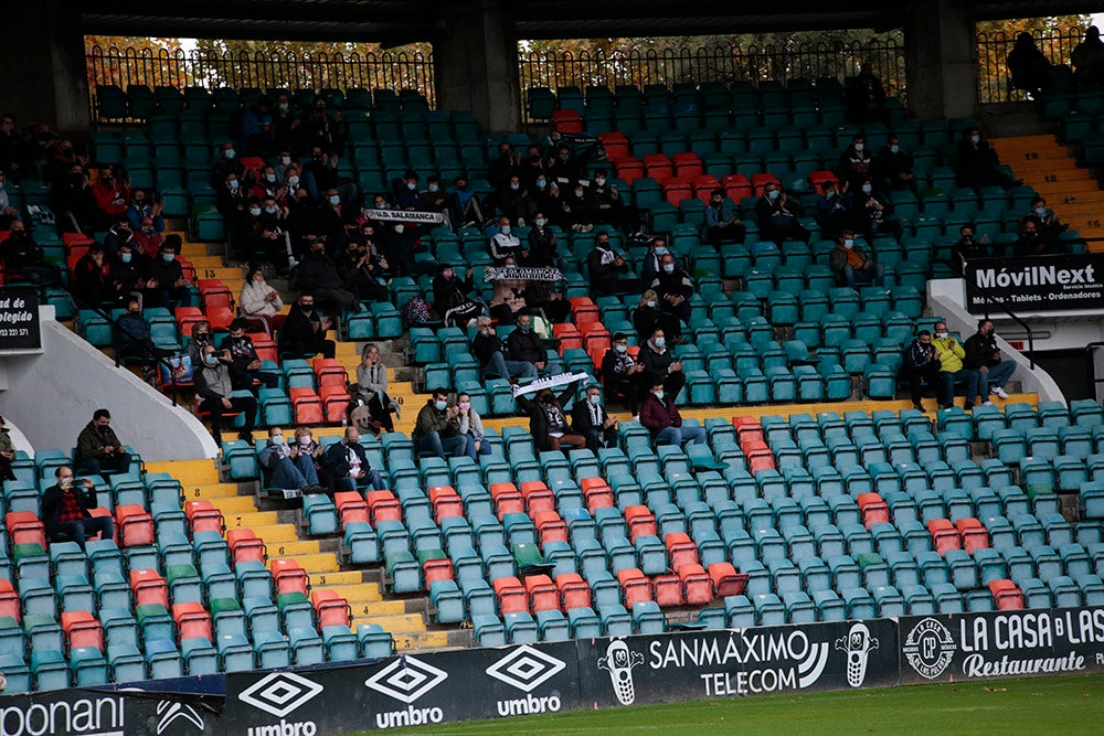 La afición del Salamanca CF UDS sigue sin poder celebrar goles en un Helmántico que acabó asistiendo a la celebración de los seguidores de la Unión Adarve 