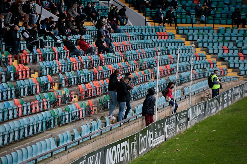 La afición del Salamanca CF UDS sigue sin poder celebrar goles en un Helmántico que acabó asistiendo a la celebración de los seguidores de la Unión Adarve 