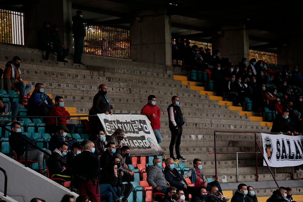La afición del Salamanca CF UDS sigue sin poder celebrar goles en un Helmántico que acabó asistiendo a la celebración de los seguidores de la Unión Adarve 