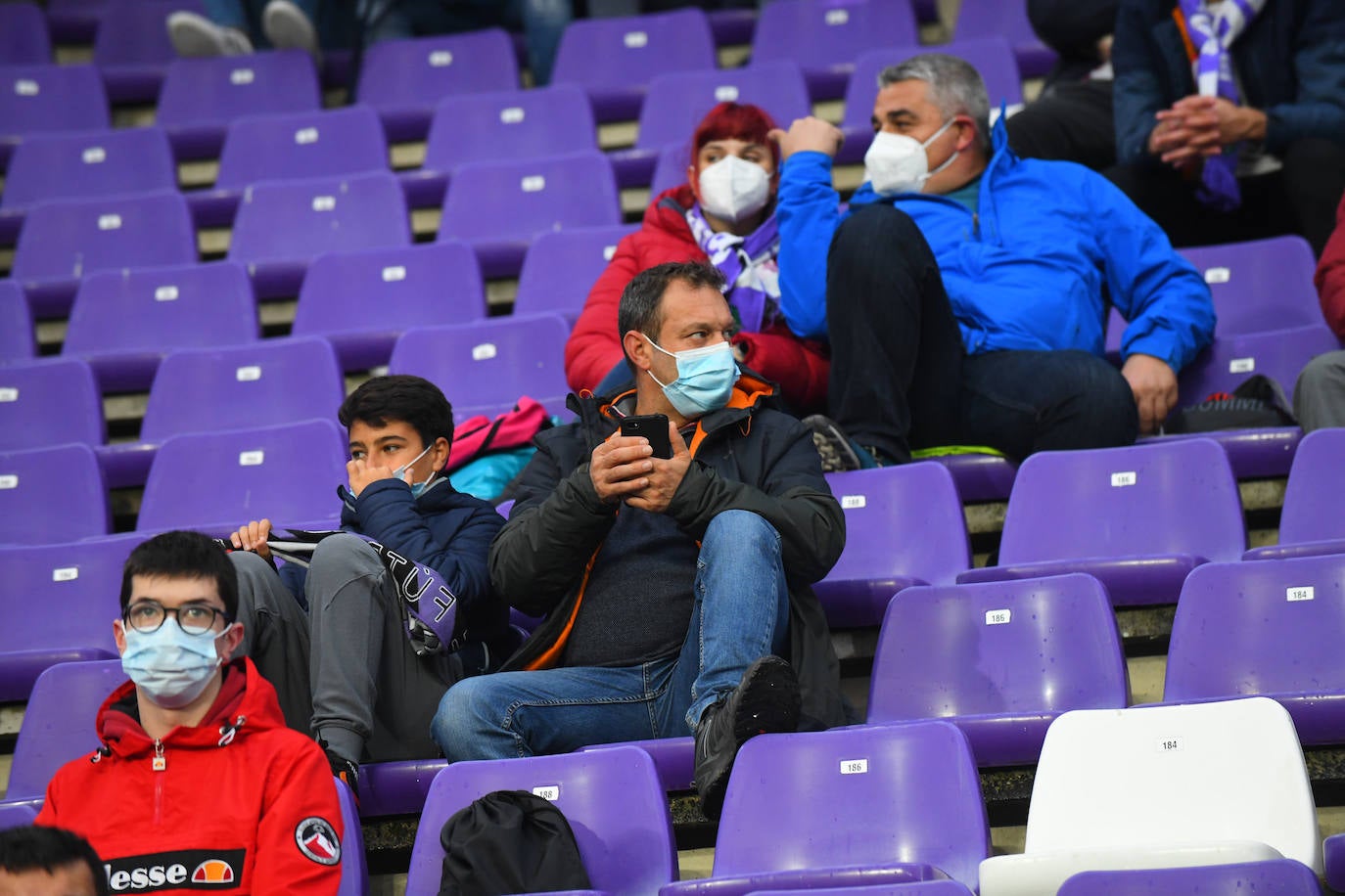 Fotos: Las imágenes de la grada de Zorrilla en el Real Valladolid-Eibar