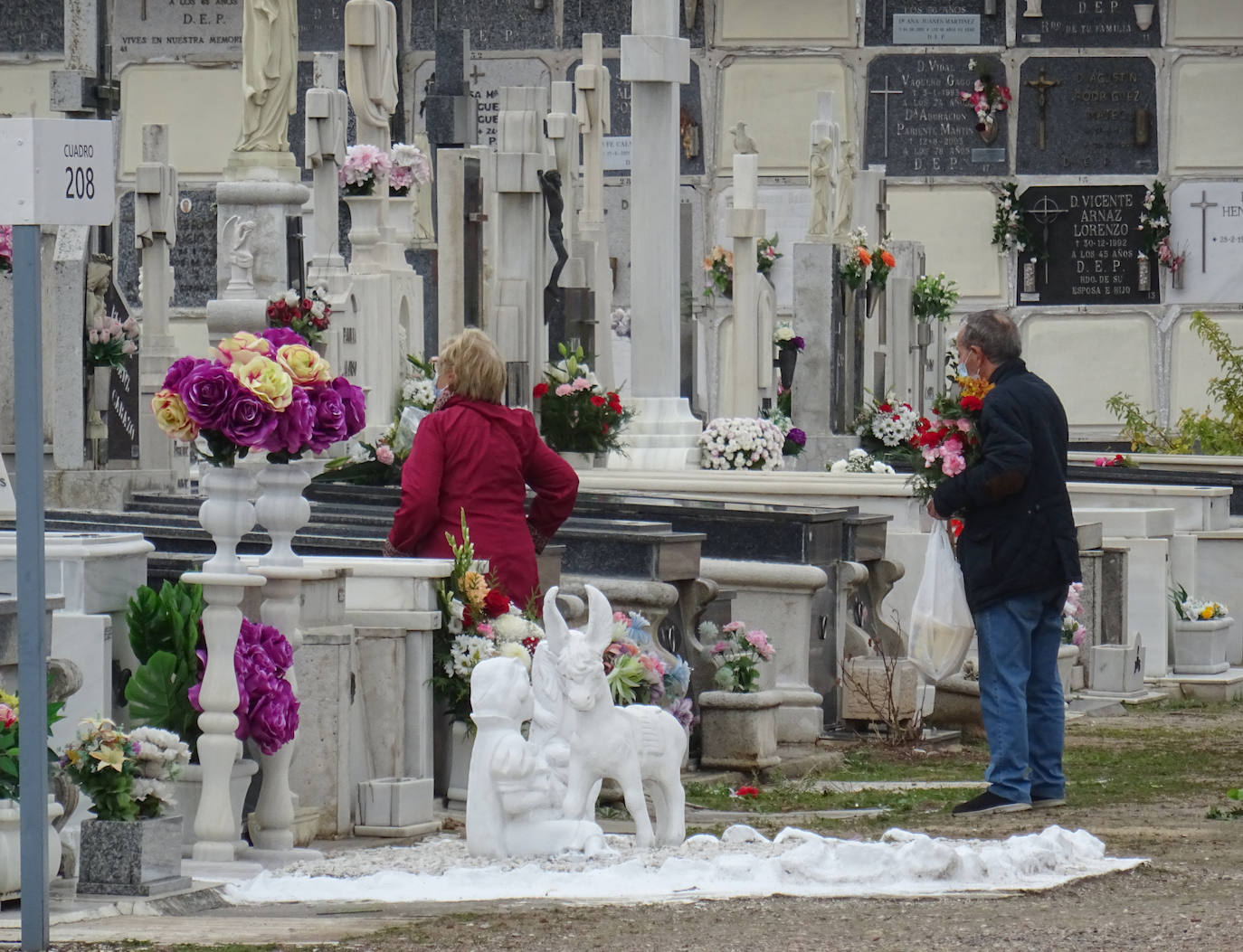 Fotos: Víspera del día de Todos los Santos en el cementerio de El Carmen de Valladolid