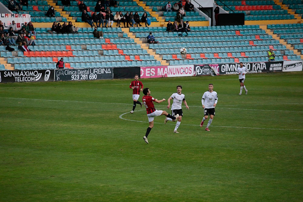 Pesadilla para el Salamanca UDS en el Helmántico ante el líder Unión Adarve (0-1)