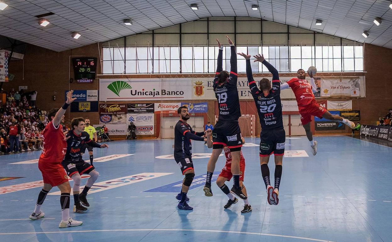 Un momento del partido disputado este domingo en Cuenca. 