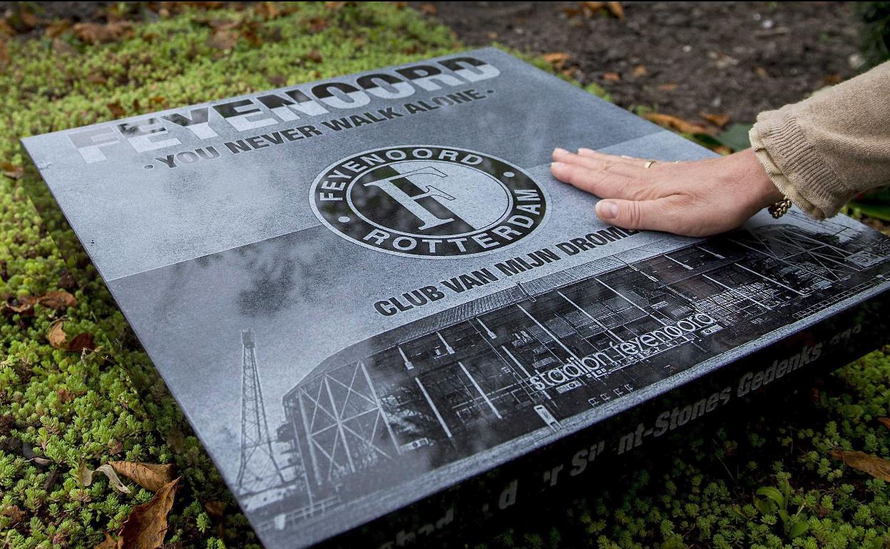 Placa con el escudo del Feyenoord en el cementerio Zuidergraafplaats de Róterdam.