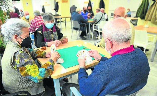 Un grupo de jubilados juega a las cartas en el centro de mayores San Juan. 