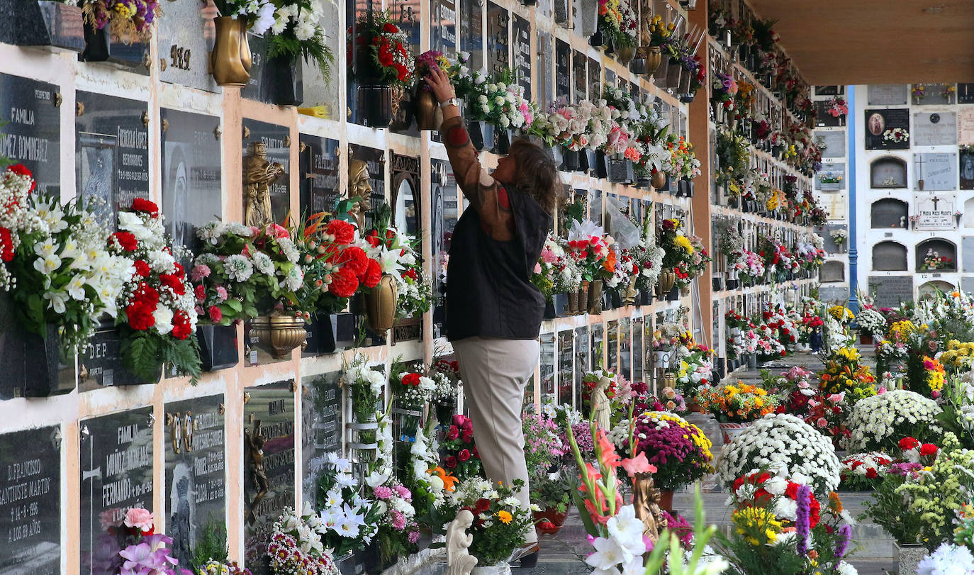 Día de Todos los Santos en el cementerio de Segovia.