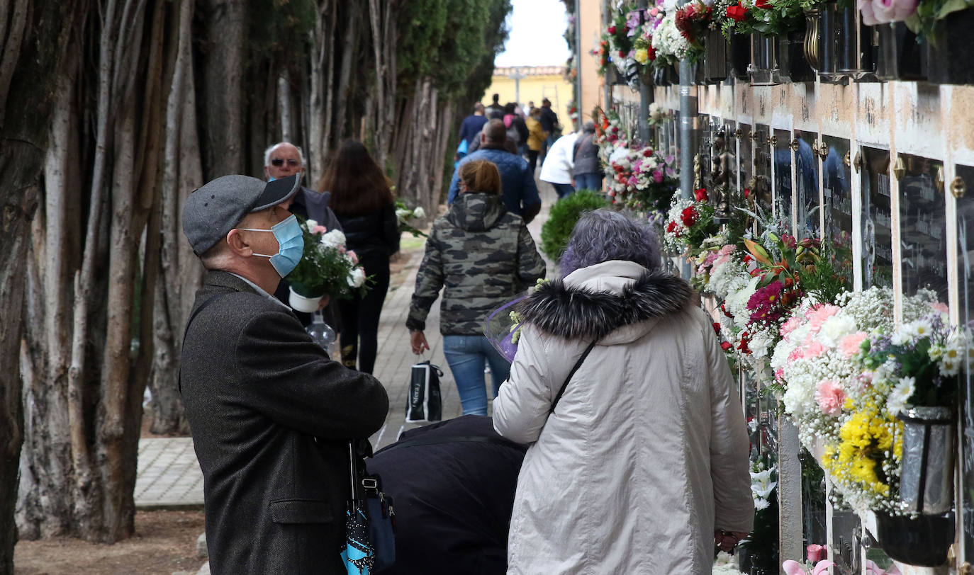 Día de Todos los Santos en el cementerio de Segovia.