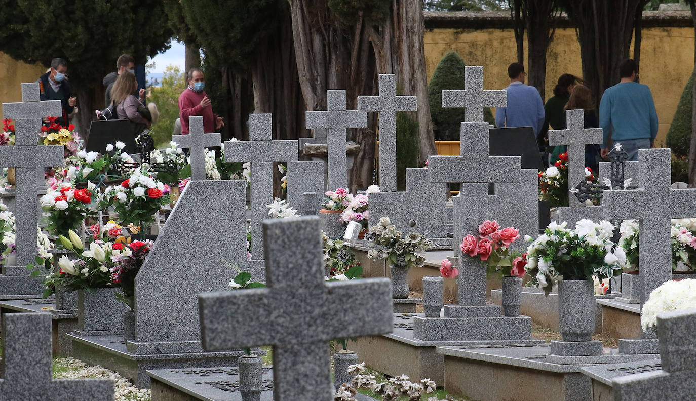 Día de Todos los Santos en el cementerio de Segovia.