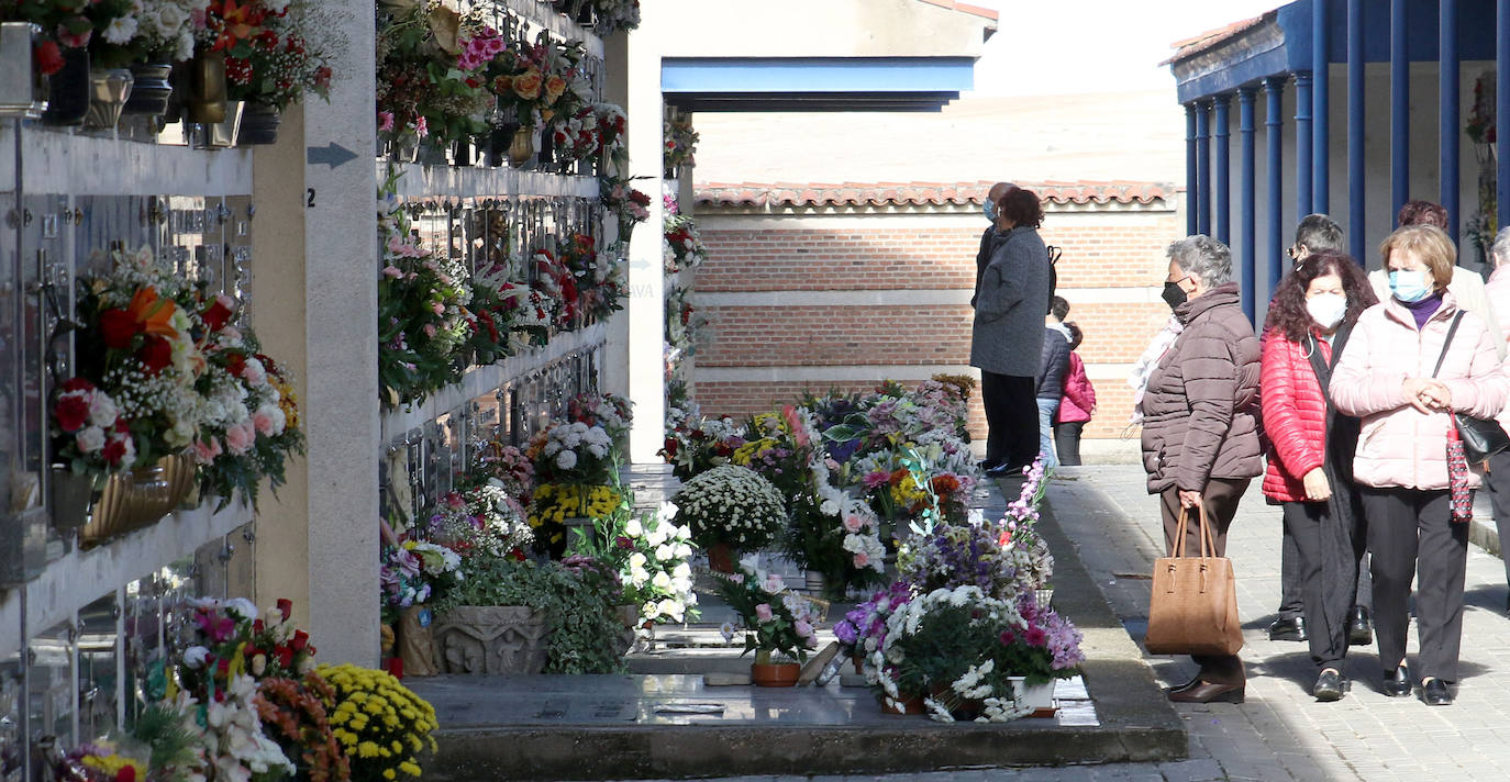 Día de Todos los Santos en el cementerio de Segovia.