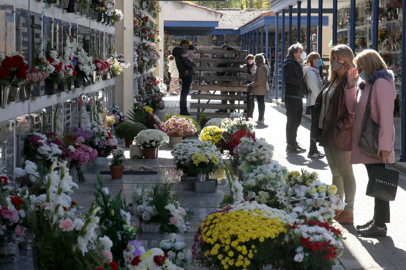 Día de Todos los Santos en el cementerio de Segovia.