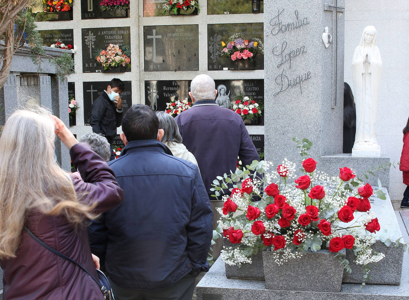 Día de Todos los Santos en el cementerio de Segovia.