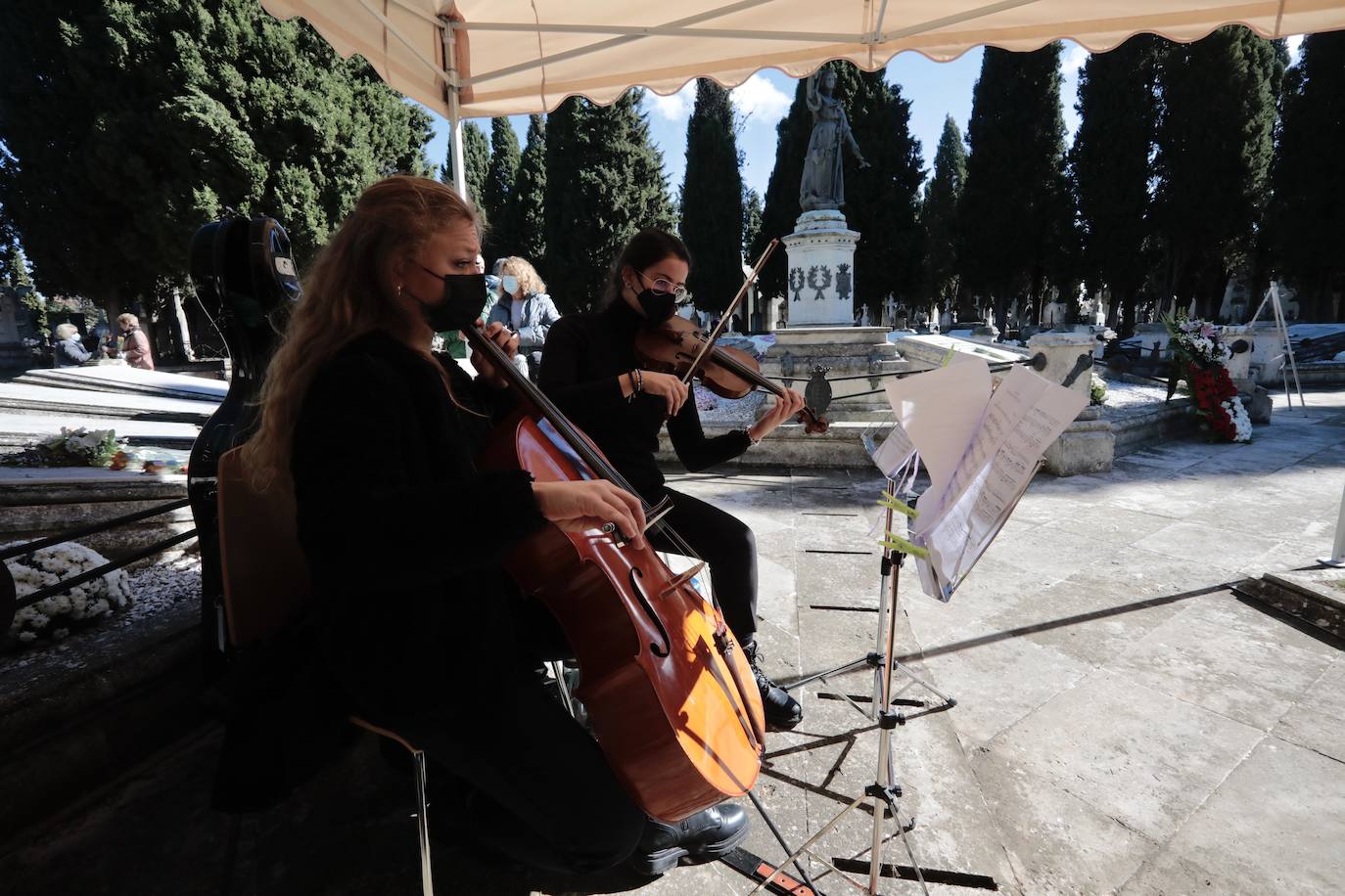 Día de Todos los Santos en el Cementerio del Carmen de Valladolid.