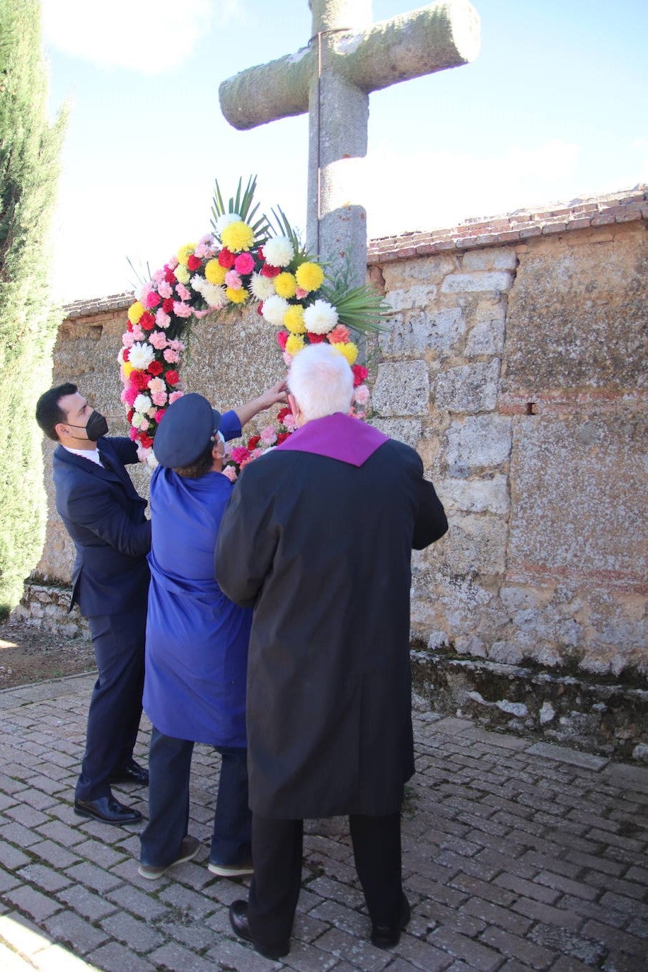 Fotos: El cardenal Carlos Amigo ofrece un responso en el cementerio de Medina de Rioseco