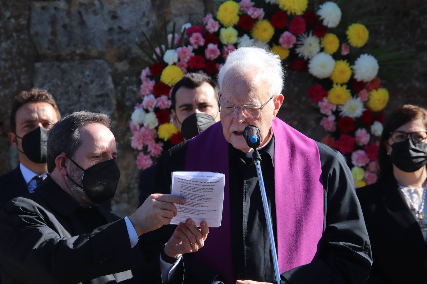 Fotos: El cardenal Carlos Amigo ofrece un responso en el cementerio de Medina de Rioseco