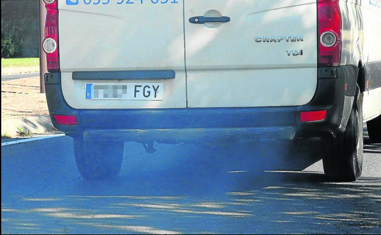 Emisión de gases en un vehículo en pleno centro de Segovia. 