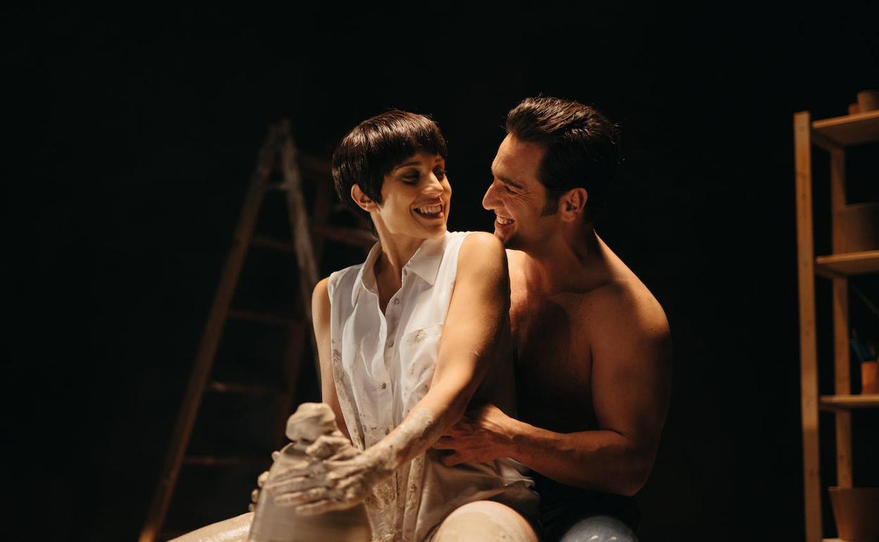 Cristina Llorente y David Bustamante, en la mítica escena del barro, en 'Ghots'. 