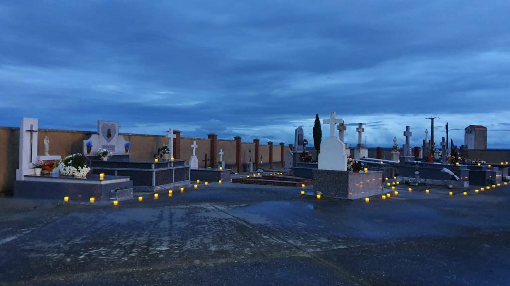 Fotos: Velas en el cementerio de Pedrosa del Rey