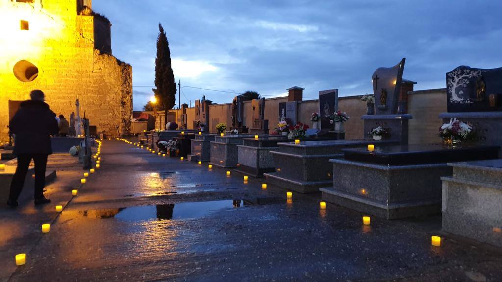 Fotos: Velas en el cementerio de Pedrosa del Rey