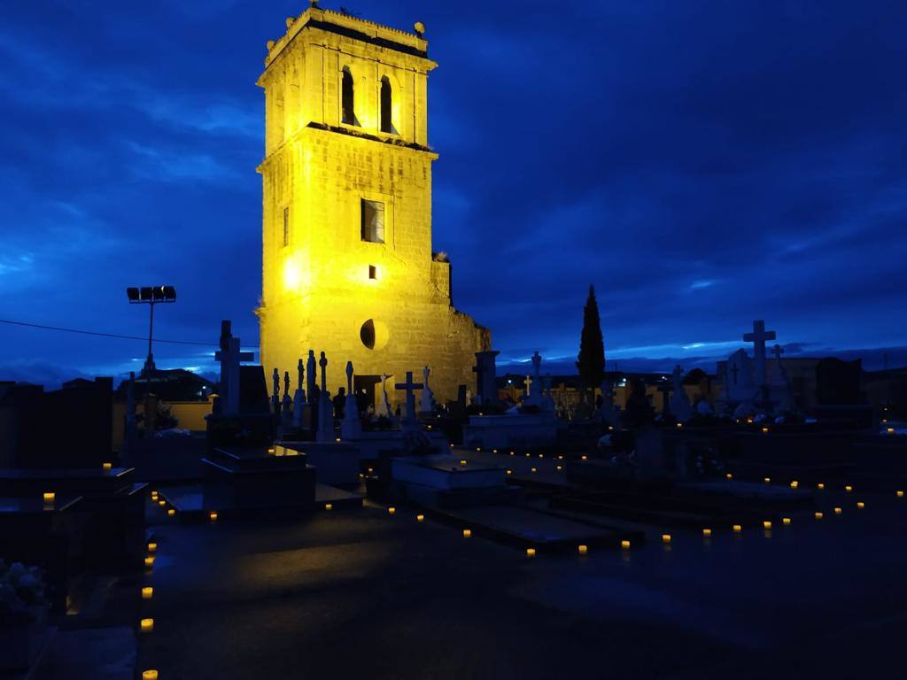 Fotos: Velas en el cementerio de Pedrosa del Rey