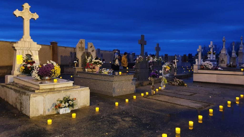 Fotos: Velas en el cementerio de Pedrosa del Rey