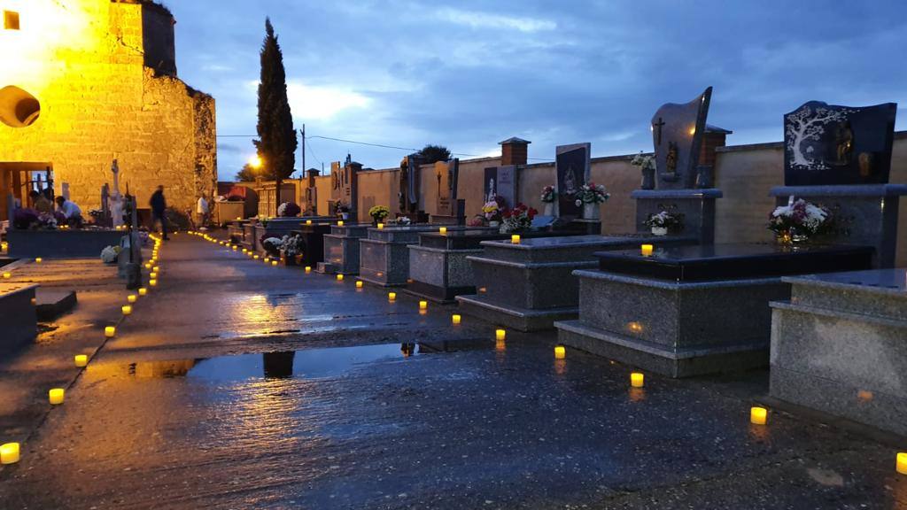 Fotos: Velas en el cementerio de Pedrosa del Rey