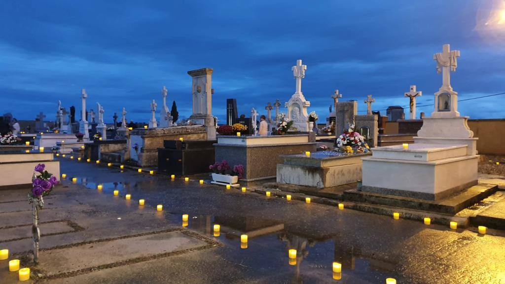 Fotos: Velas en el cementerio de Pedrosa del Rey